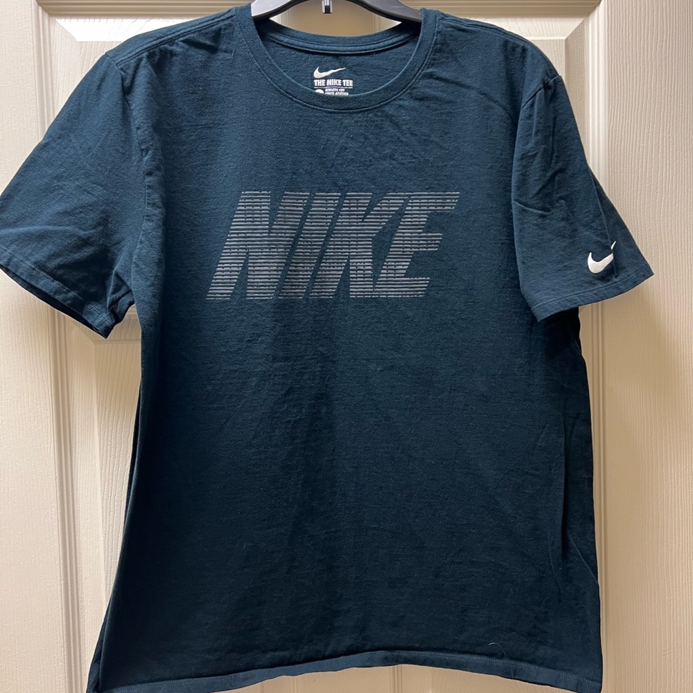 Men’s large Nike athletic cut t-shirt